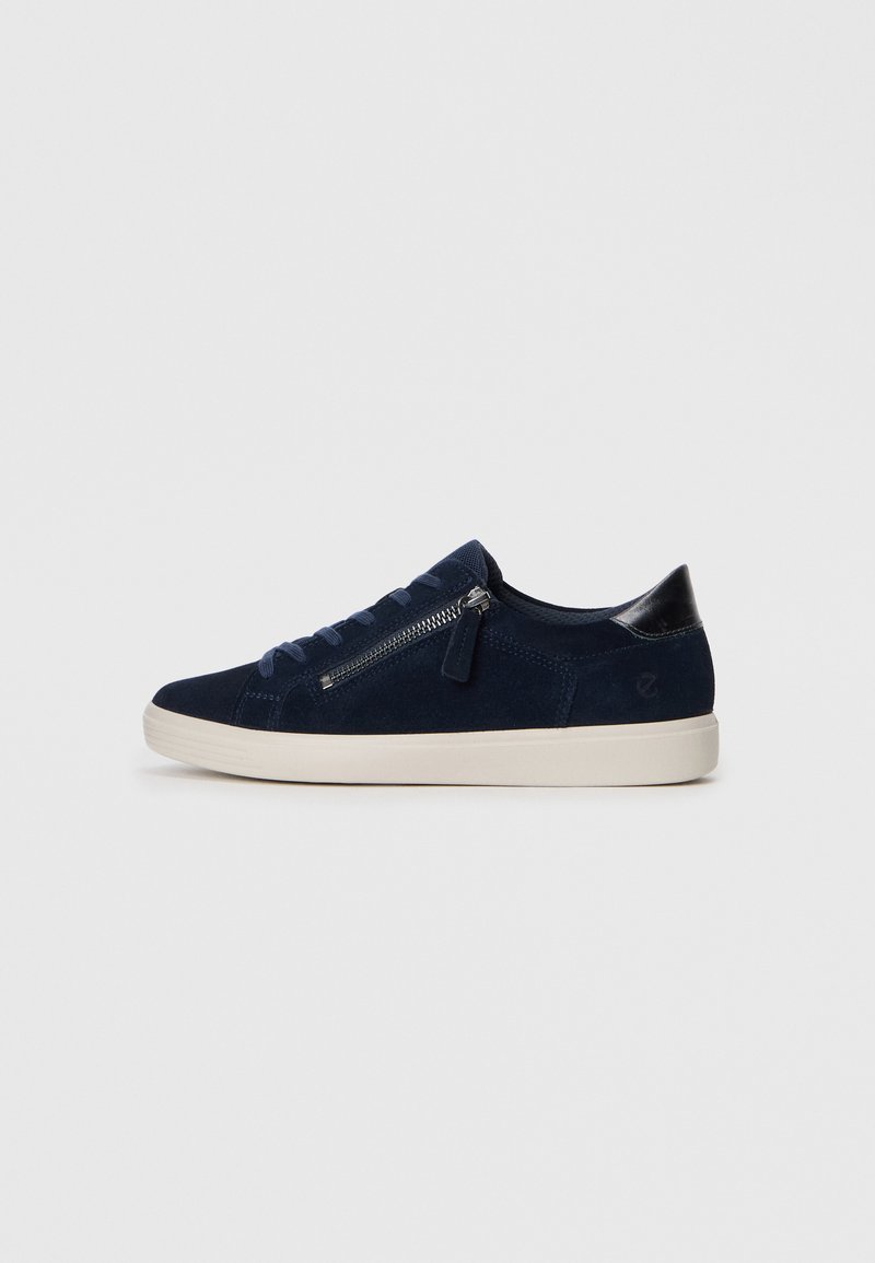 Marineblaue Wildleder-Sneaker mit flachen Schnürsenkeln, seitlichem Reißverschluss und einer weißen Gummisohle. Verfügt über einen glatten Akzent aus schwarzem Leder an der Ferse und dezente Markenkennzeichnung.
