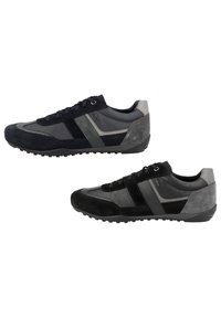 Sneaker da uomo in suede blu navy e nero con accenti grigi. Presentano un design curvo, chiusura con lacci e suole in gomma testurizzata per una migliore aderenza.