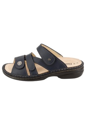 Marineblå læder åben tå sandal med tre justerbare velcro stropper og polstret beige fodseng på en sort sål.