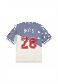 Korte mouwen jersey in blauw en wit met rode accenten. Heeft sterren op de mouwen en het nummer "28" in grote rode letters op de achterkant. De tekst "MND" staat boven het nummer.
