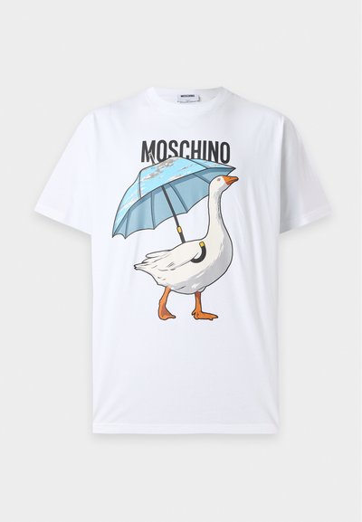 Λευκό μπλουζάκι με το κείμενο "Moschino" πάνω από ένα γραφικό λευκού χήνου που κρατά μια μπλε ομπρέλα πάνω από την πλάτη του.