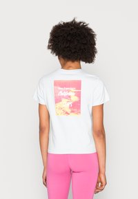 Levi's® GRAPHIC CLASSIC TEE - T-shirt estampada - pop color/arctic ice