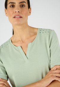 Damart COL TUNISIEN - T-shirt print - vert jade