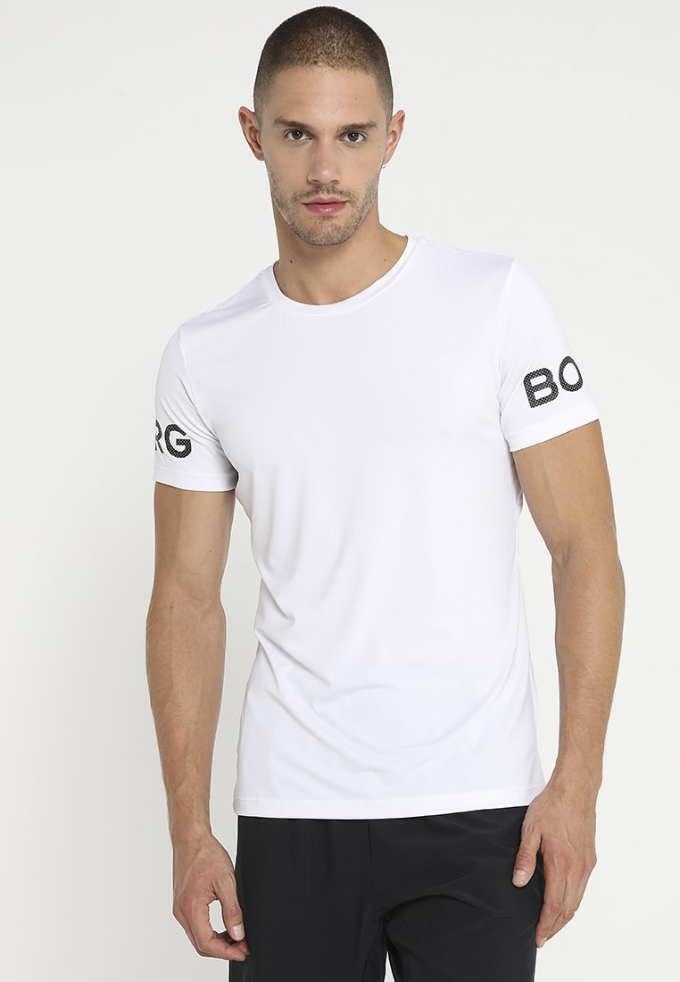 Camiseta blanca de manga corta hecha de tela suave con "BORG" impreso en negro en la manga izquierda. Diseño clásico de cuello redondo.