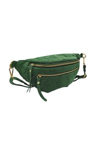 Sac banane en daim vert avec deux compartiments zippés, quincaillerie dorée, bandoulières ajustables et une texture douce.