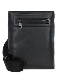 Borsa messenger in pelle nera con tracolla in canvas regolabile, tasca anteriore con zip e logo del marchio impresso nella parte inferiore. Texture liscia.