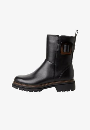 Zwarte leren enkelboot met een dikke zool, rechthoekige gespdetail aan de zijkant en contrasterende stiksels rond de basis. Vriendelijke textuur.