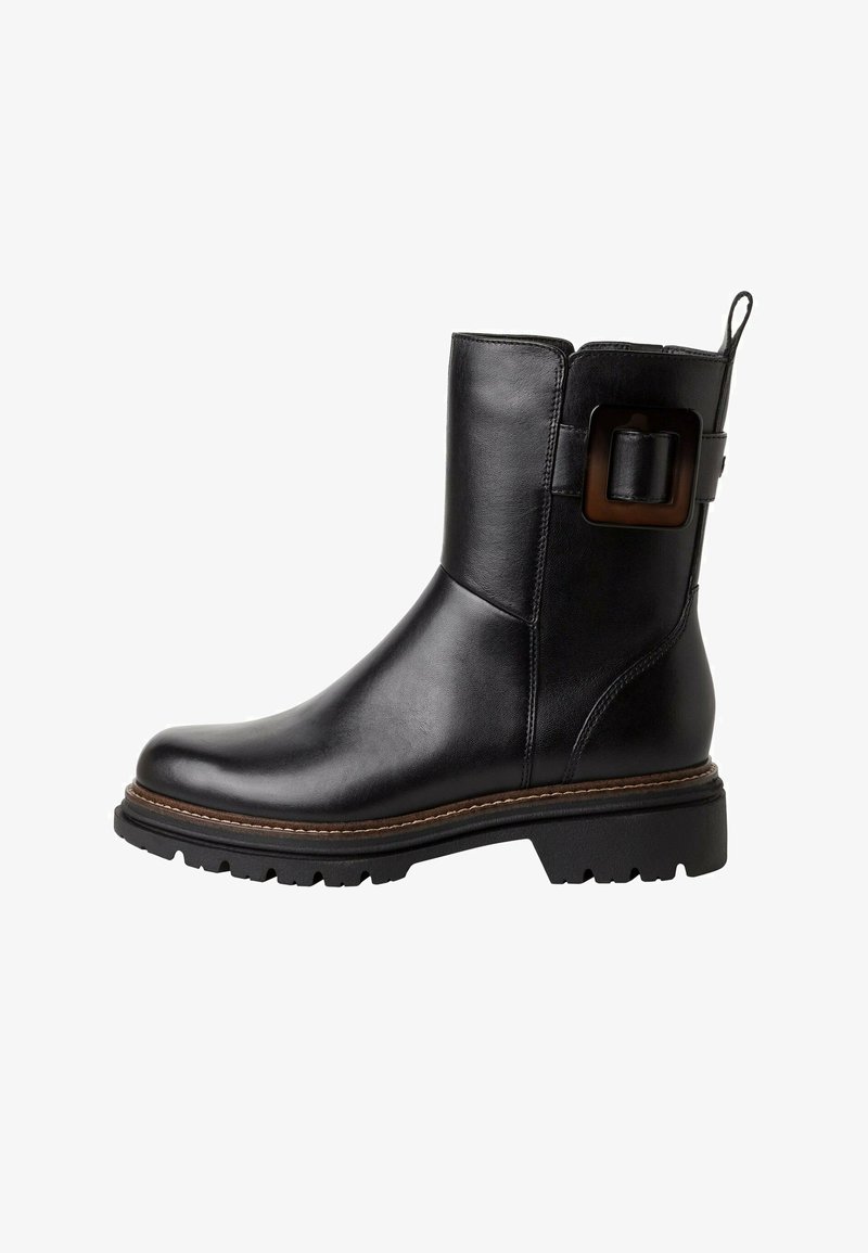 Schwarze Leder-Stiefelette mit einer robusten Sohle, rechteckigem Schnallen-Detail an der Seite und kontrastierenden Nähten am Boden. Glatte Textur.