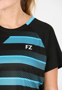 Svart idrottströja med blå diagonala ränder, rund hals med blå accenter och en vit "FZ"-logga på framsidan.