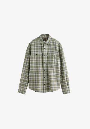 Camicia a quadretti verdi con maniche lunghe, chiusura con bottoni davanti, due tasche sul petto, caratterizzata da una combinazione di verde chiaro e scuro, blu e bianco.