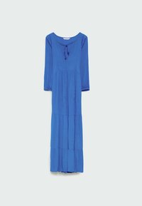 Robe longue bleue à manches longues avec encolure ronde, détail noué, taille cintrée et jupe à étages, suspendue sur un fond clair uni.