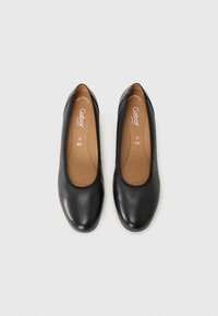 Ballerine di pelle nera con punta arrotondata e texture liscia. La soletta beige presenta perforazioni per la traspirabilità. Visibile il marchio Gabor.