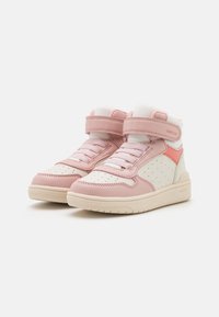 Hoogtop sneaker in roze en wit, met een ademend ontwerp, klittenbandsluiting, vetersluiting en geperforeerde details aan de zijkanten.