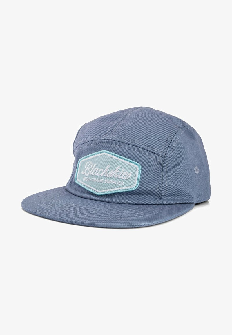 Gorra de color azul claro hecha de una mezcla de algodón, con un parche cosido que presenta el texto "Blackbikes" y "HIGH-GRADE SUPPLIES" en blanco y azul claro.