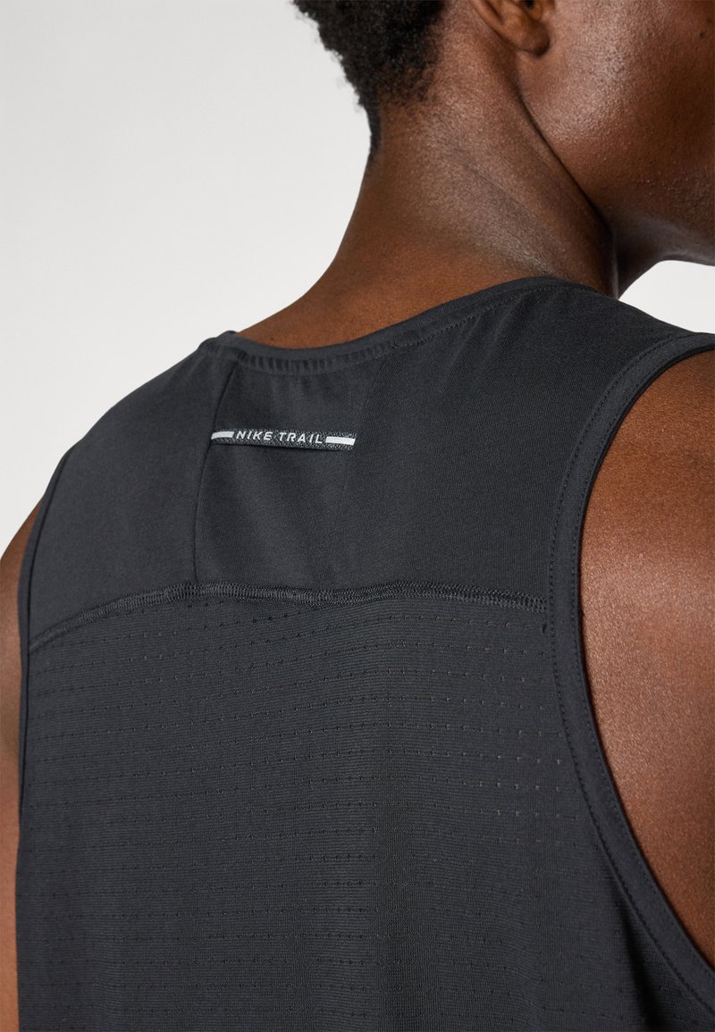 Schwarzes sportliches Tanktop aus atmungsaktivem, strukturiertem Stoff, mit rundem Ausschnitt und reflektierendem "NIKE TRAIL"-Detail auf der Rückseite.