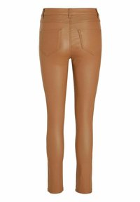 Pantalon marron en simili cuir ajusté, à texture lisse, doté d'une taille mi-haute et de deux poches arrière. Aucun élément de quincaillerie visible.