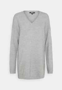 Maglione leggero grigio chiaro, lavorato a maglia, con scollo a V, maniche lunghe e texture a coste. Presenta spalle cadute e una vestibilità leggermente over-size.