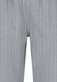 Close-up van grijs gestreepte stof die benen bedekt, zichtbare middennaad, witte achtergrond.