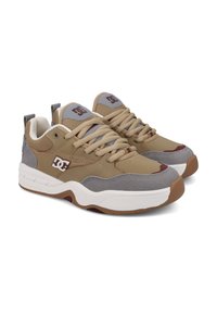 Béžové sportovní boty s šedými akcenty, tkaninou s texturou a semišovými materiály, kulatou špičkou, silnou bílou podešví a logem na boku.