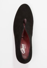Svart mockasnobb med rund tå och en nyckelhålsutskärning. Har en burgunderfärgad innersula med "Gabor comfort"-branding.