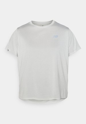 T-shirt athlétique gris clair à manches courtes avec un tissu en maille texturée et un logo bleu subtil sur le devant. Ourlet arrondi en bas.