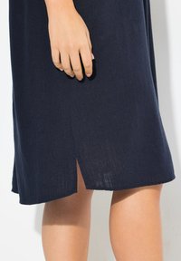 Ulla Popken SHORT SLEEVE V-NECK - Vardagsklänning - marine