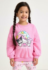 Vaaleanpunainen huppari, jossa on sarjakuvahahmoja, mukaan lukien Hello Kitty, sateenkaari ja tähtisuunnittelu. Pitkät hihat ja rento istuvuus.