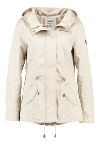 Beżowa wodoodporna kurtka z kapturem, zamkiem błyskawicznym, dwoma przednimi kieszeniami, troczkami w talii i naszywką z logo na lewym rękawie.