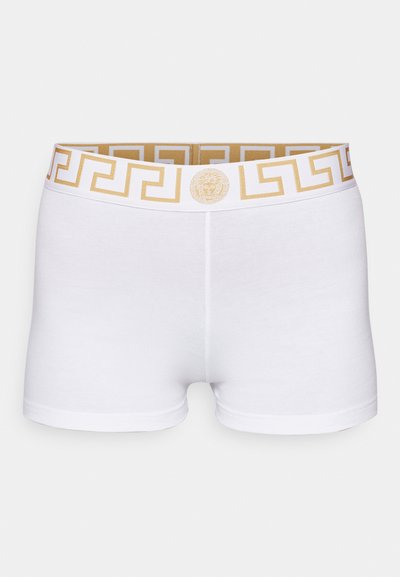 Boxers brancos com um padrão de chave grega dourada e logótipo na cintura elástica. Tecido suave com um design ajustado.