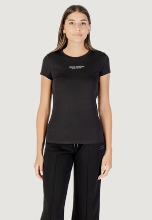 T-shirt nera realizzata in cotone liscio, con maniche corte e scollatura rotonda. Al centro, il testo bianco recita "ARMANI EXCHANGE."
