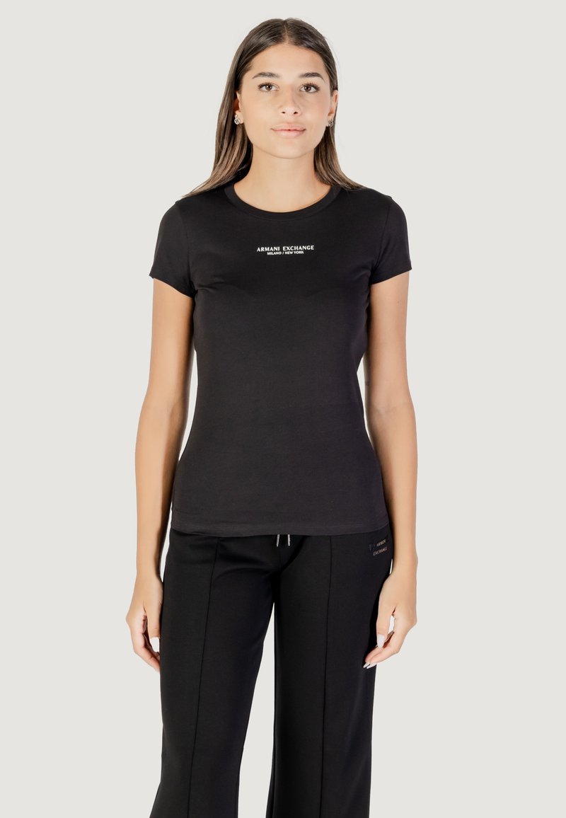 T-shirt nera realizzata in cotone liscio, con maniche corte e scollatura rotonda. Al centro, il testo bianco recita "ARMANI EXCHANGE."