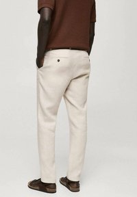 Mango Chino hlače - off-white