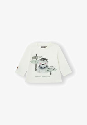 Camiseta blanca de manga larga para niño pequeño con un oso que lleva un sombrero, sosteniendo señales direccionales con temática montañosa y el texto "la vida es divertida en las montañas".