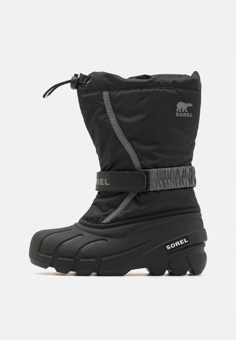 Botte d'hiver noire Sorel avec semelle épaisse, sangle réglable, cordon en haut et logo réfléchissant sur le côté.