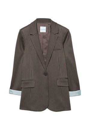 Blazer à rayures marron avec un seul bouton noir, revers crantés, poches à rabat, et doublure blanche des poignets visible aux manches.
