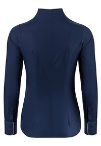 Chemise bleu marine à manches longues avec un col haut, des coutures sculptées et des poignets à bouton. Tissu lisse avec une coupe ajustée et un léger éclat.