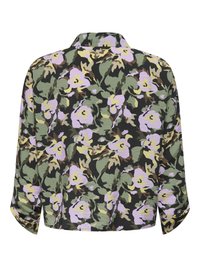Chemise à manches longues avec col, arborant un motif camouflage vert, marron et noir sur lequel se superposent des motifs floraux violet clair et jaune.