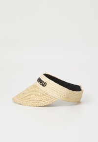 Viseră din paie împletite în nuanță naturală de bej, având o margine lată și o banda din material negru cu literă brodată. Design cu spate deschis.