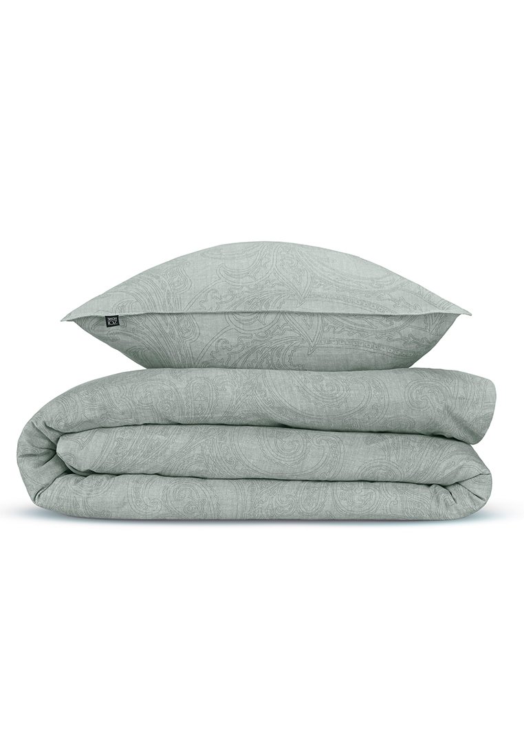 Juego de cama en verde claro que incluye una funda de edredón con un diseño estampado y una funda de almohada, ambos con una textura suave y un diseño liso y doblado.