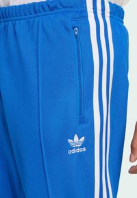 adidas Originals CLASSIC TP - Pantalones deportivos - blue   white