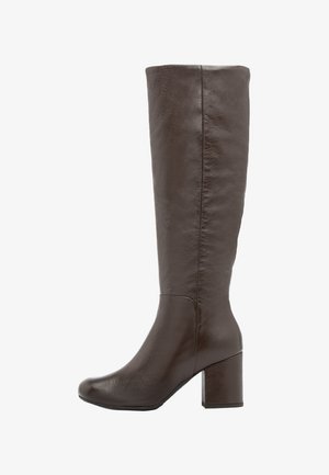 Stivali alti in pelle marrone con una finitura liscia, tacco a blocco e un design elegante e slanciato. Accenti di cuciture minime sui lati.