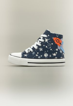 Hoher Sneaker aus marineblauem Stoff mit Weltraum-Motiv, weißen Sternen und Planeten, akzentuiert durch ein rotes Raketen-Design und weiße Schnürsenkel.