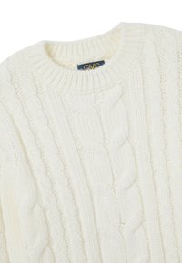 Off-White-Kabelstrickpullover mit grober Textur, geribbeltem Rundhalsausschnitt und einem Etikett mit der Aufschrift "OVS" in der Nähe des Kragens.