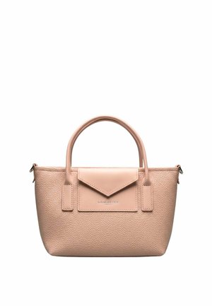 Sac à main en cuir texturé beige avec deux poignées, une poche avant de style enveloppe et le logo "Lancaster Paris" sur le rabat de la poche.