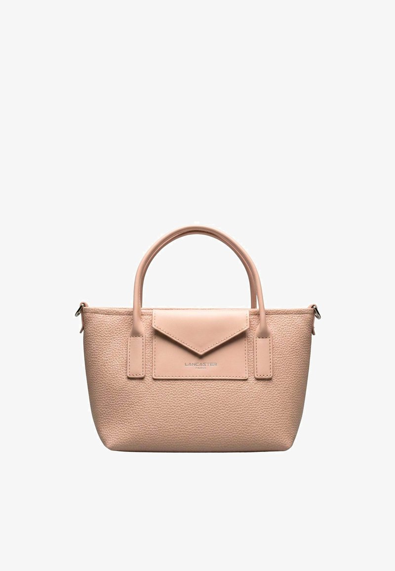 Sac à main en cuir texturé beige avec deux poignées, une poche avant de style enveloppe et le logo "Lancaster Paris" sur le rabat de la poche.