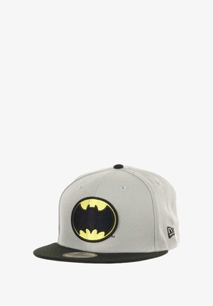 Grauer Baseballschlapphut mit einem schwarzen Schirm, der ein großes gelbes und schwarzes Batman-Logo auf der Vorderseite gestickt hat. Schwarze Akzente am oberen Knopf.