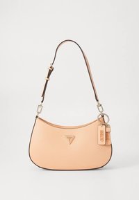 Bolso de cuero color durazno con forma curva, correa para el hombro y herrajes plateados. Cuenta con un emblema con el logo y una etiqueta decorativa.