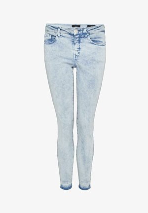 Vaqueros pitillo de mezclilla azul claro con textura deslavada, diseño estándar de cinco bolsillos y cierre de cremallera con botón metálico.