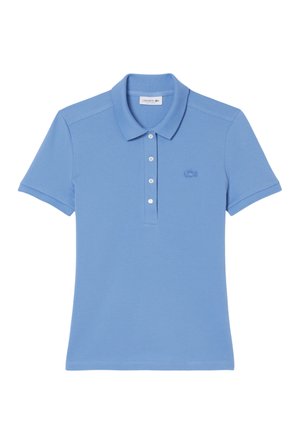Polo bleu clair en coton, avec un col classique, des manches courtes et une patte de boutonnage à trois boutons, orné d'une broderie de logo sur la poitrine.