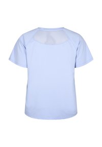 Camiseta atlética de manga corta en azul claro con un panel de ventilación de malla en la parte superior de la espalda.